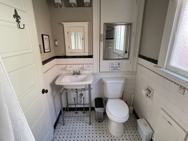 Bathroom - 527 Bermuda St