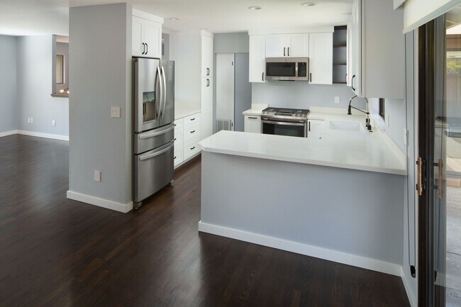 Building Photo - Gorgeous 3bd/2ba Townhouse, complete interior renovation, Modern upgrades, Community Pool -FOUNDA...