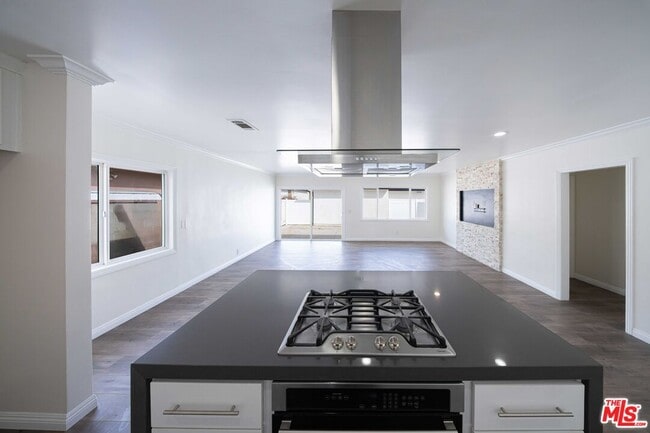 Building Photo - 8432 Glenoaks Blvd