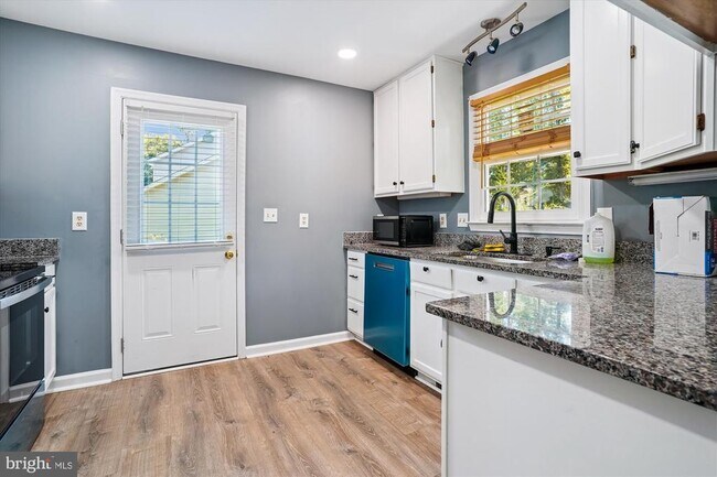 Building Photo - 6219 Forest Grove Dr