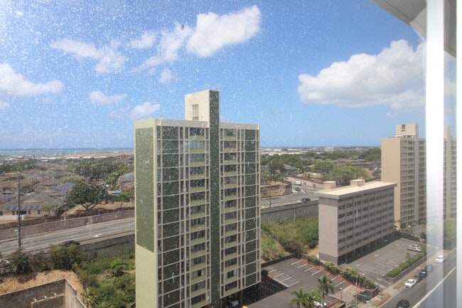 Building Photo - Studio with Geogeous View!