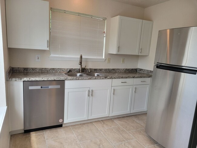 Building Photo - One story, 3 bedroom duplex available!