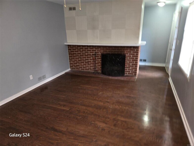 Building Photo - 2141 Meadowlane Dr