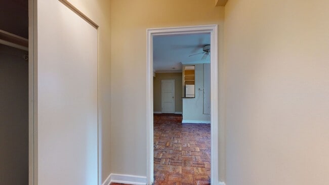 Building Photo - Dupont East Studio Apartment W/Private Roo...