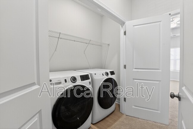 Building Photo - 2962 Sloan Dr