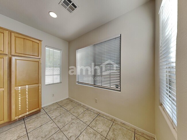 Building Photo - 611 Desert Silk Ct