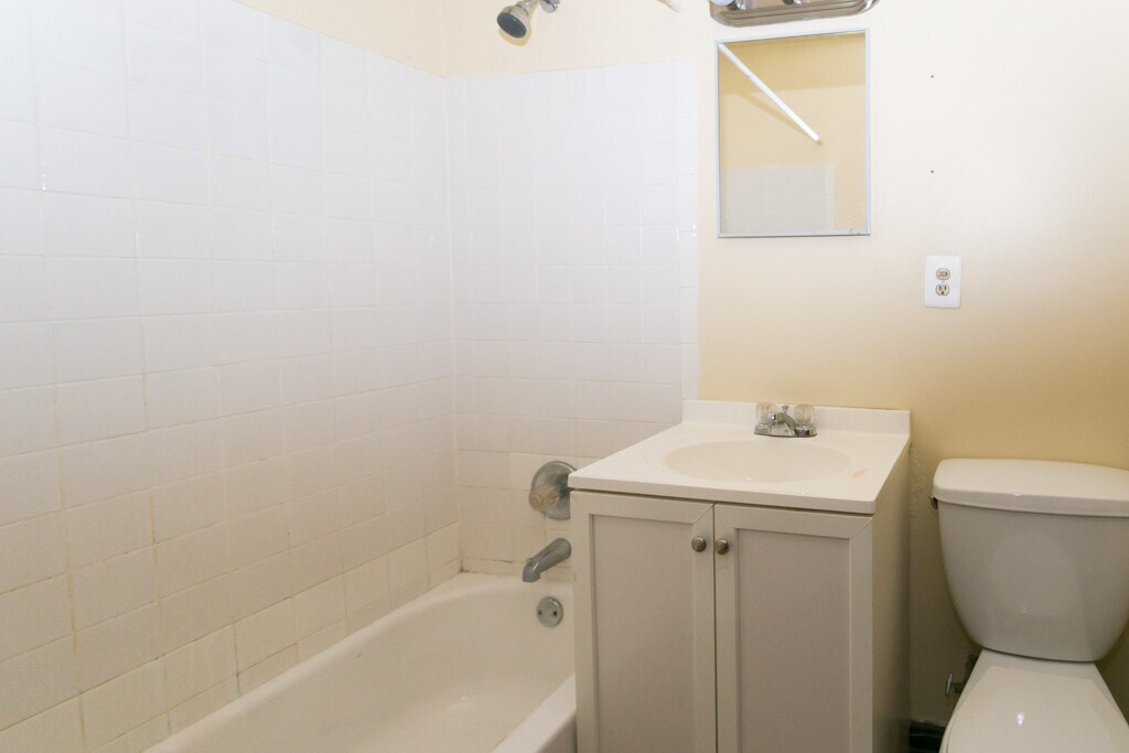 Building Photo - 1211 W Elmdale Ave