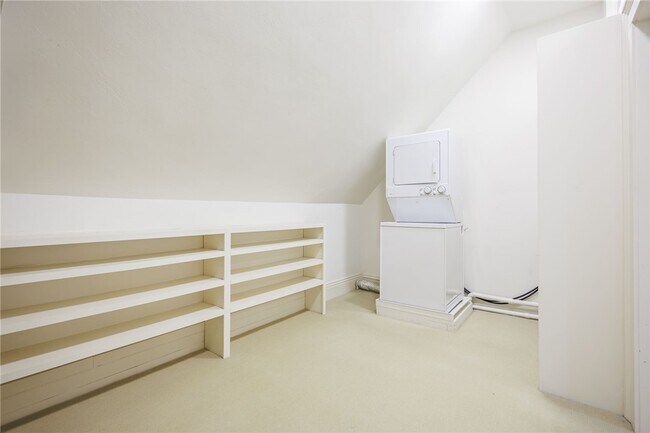 Building Photo - 901 East Ave