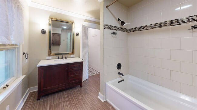 Building Photo - 609 N Ash St