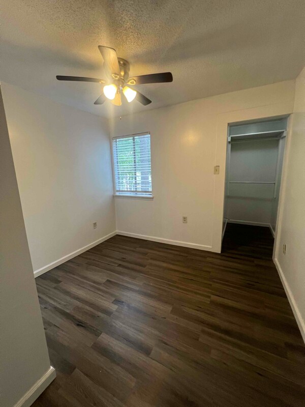 Building Photo - 402 Skyview Dr