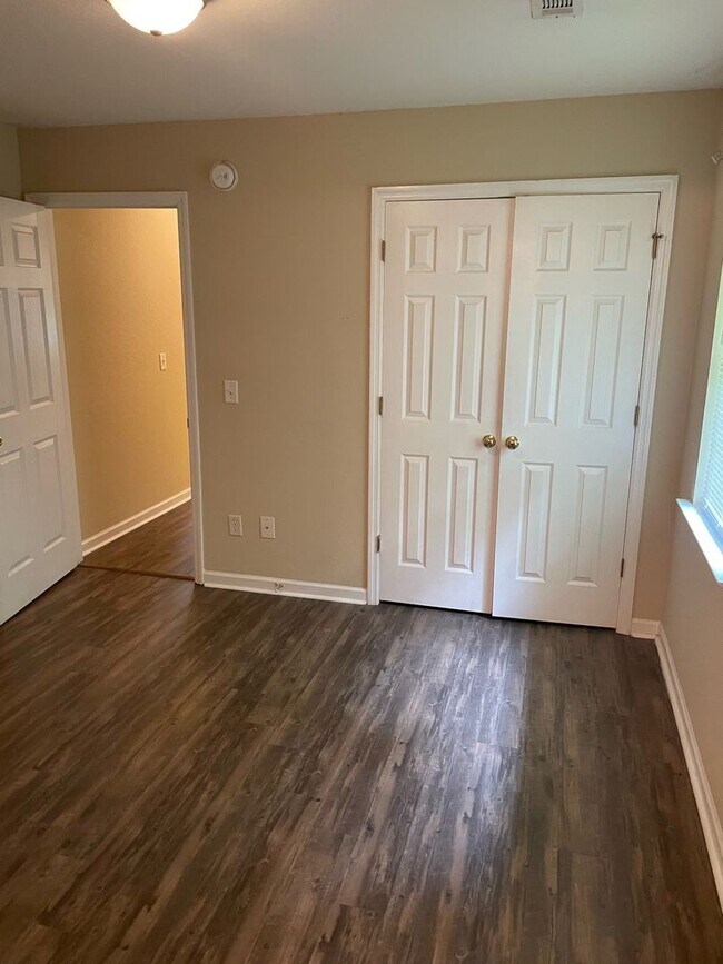 Building Photo - 668 Gardner Dr SE