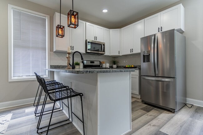 Building Photo - Spacious 6-Bedroom Home – Perfect for Large Families or Groups!