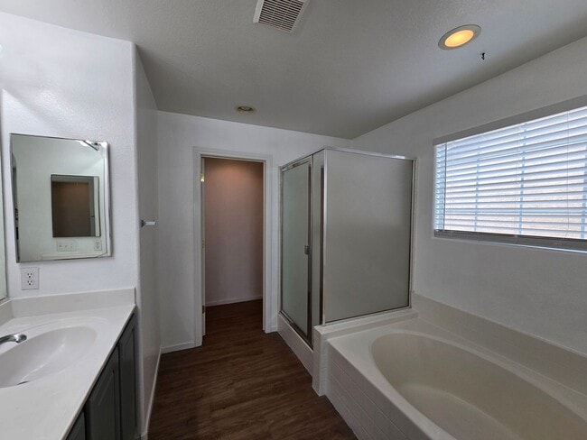 Building Photo - 3 Bedroom Updated Townhouse