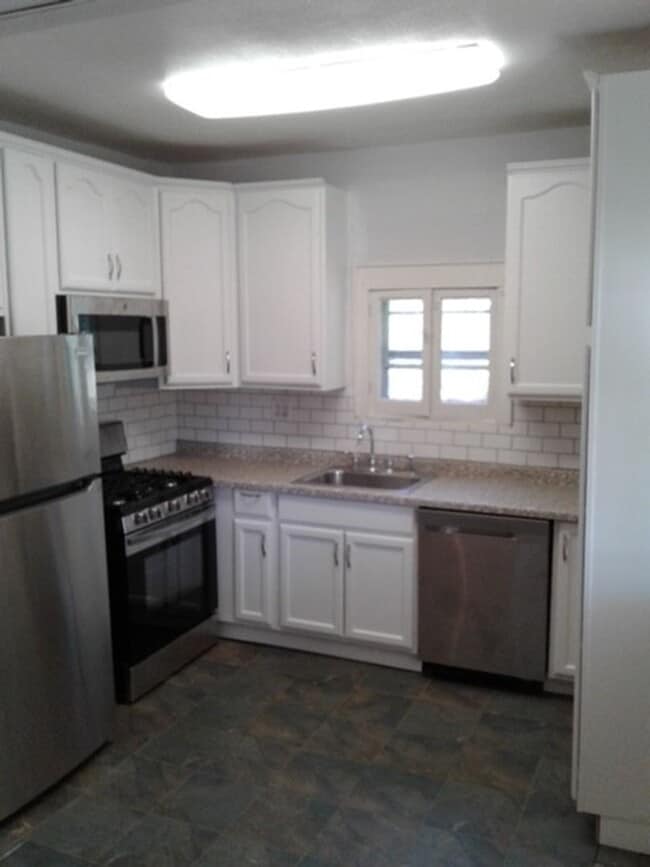 Building Photo - Beautiful 3 bed / 1 bath home on corner lot with attached garage in quiet Sparta neighborhood!