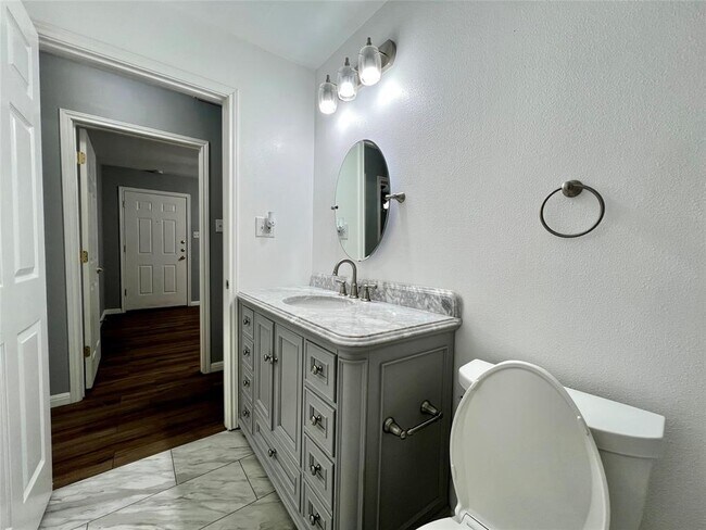 Building Photo - 408 Radam Ln
