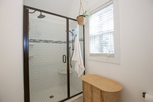Building Photo - Charming Cottage in DOWNTOWN Southern Pines