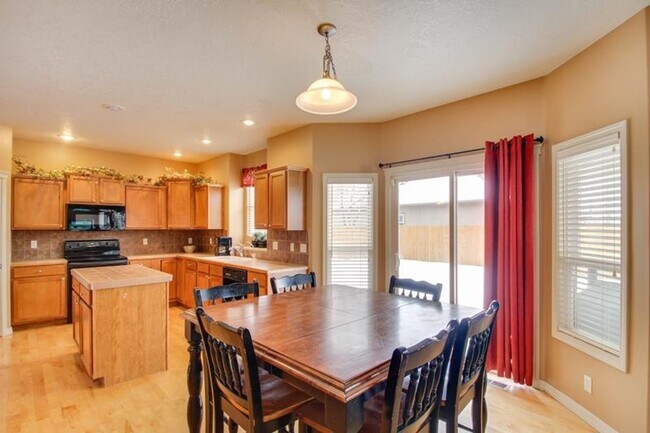 Building Photo - Cute 4 Bed 2.5 Bath home!