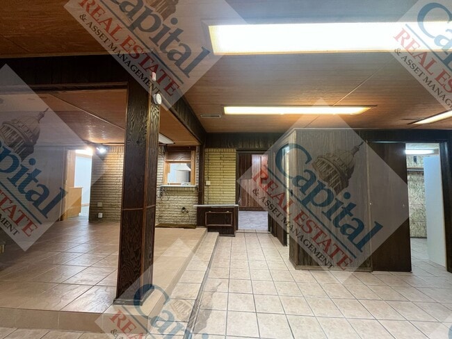 Building Photo - Spacious 2 Bedroom W/ Bonus Room