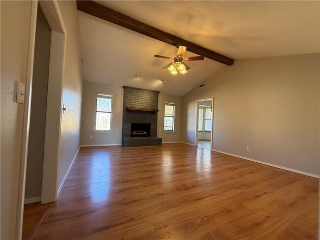 Building Photo - 350 E Margaret Pl