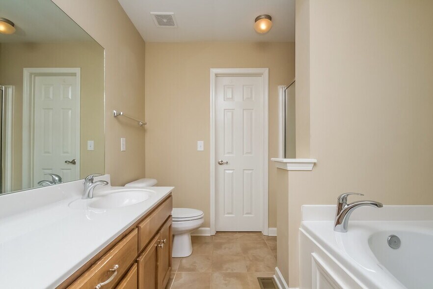Building Photo - 1014 Persimmon Dr