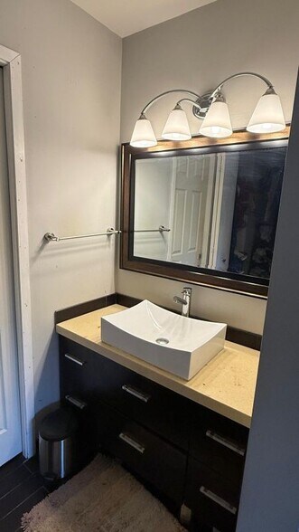 Building Photo - 735 Hamilton Ct