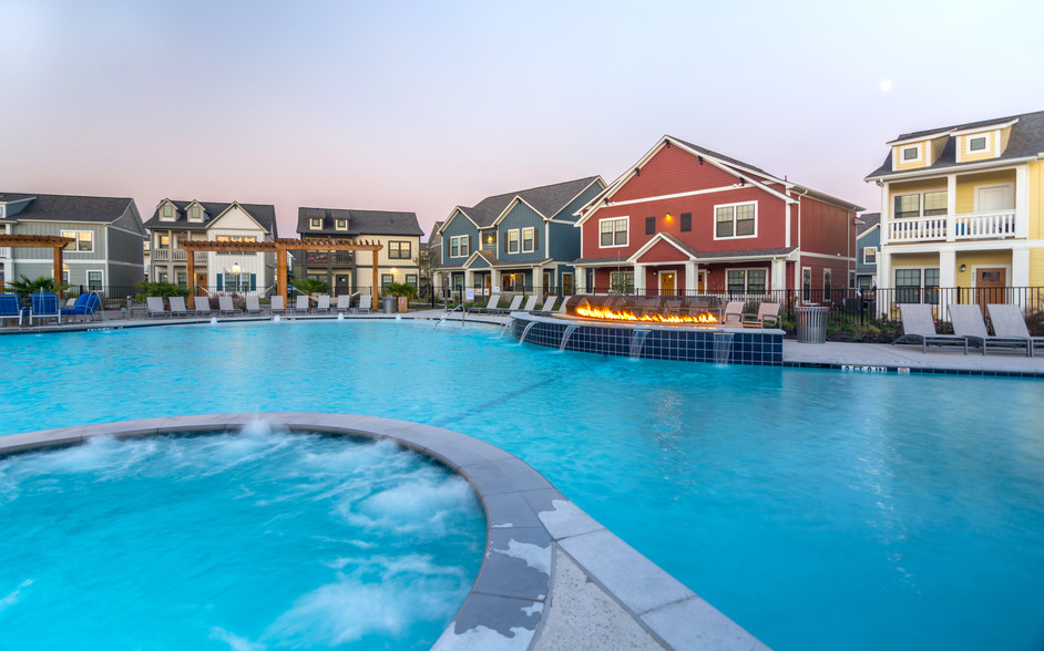 Resort Style Pool - The Heights at College Station