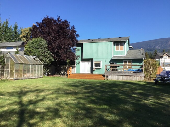 Building Photo - Spacious 3 bedroom 2.5 Bath House in Gold ...