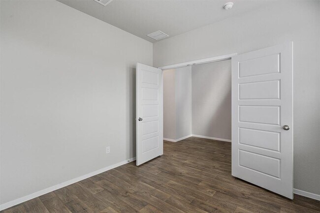 Building Photo - 621 Running Creek Dr