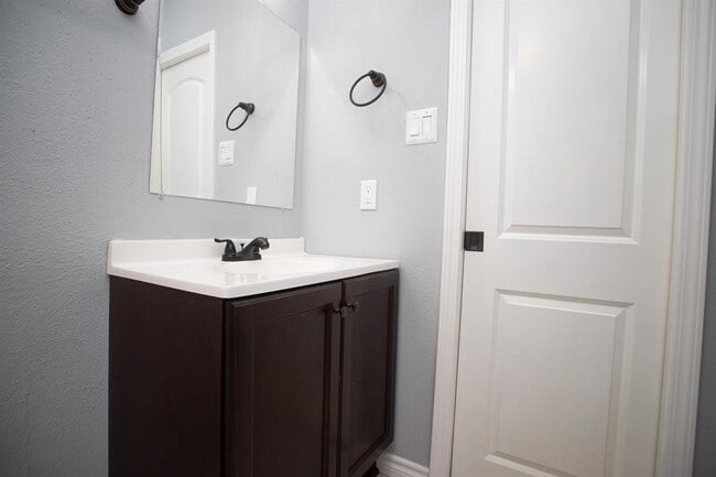 Building Photo - 5821 W Sunforest Dr