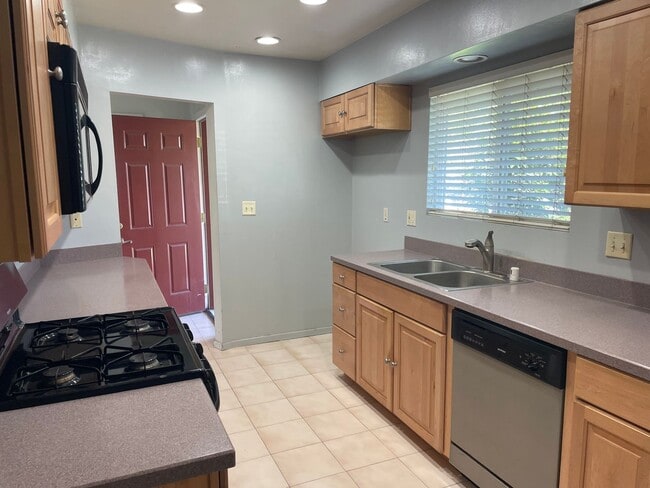 Building Photo - 3 bedroom 1 bath sweet home