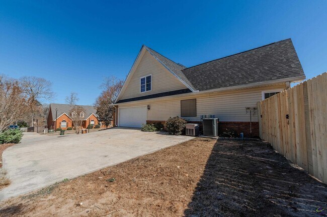 Building Photo - 611 Bay Laurel Cir