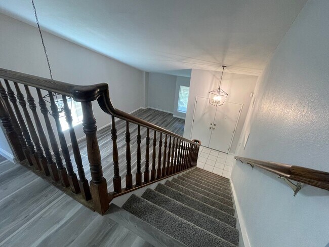 Building Photo - 2700 Bluebell Cir