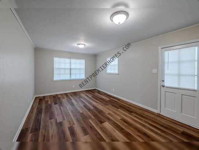 Building Photo - 6205 Chippewa Dr