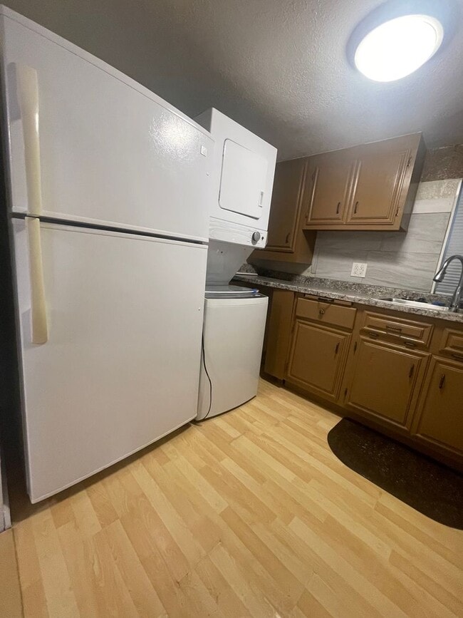 Building Photo - Tucked Away Antioch Home!