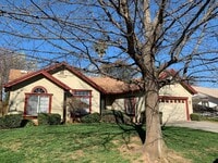 Building Photo - Perfect Location! Steps to schools, Upper ...