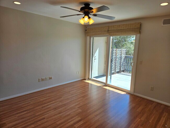 Building Photo - 7130 Shoreline Dr