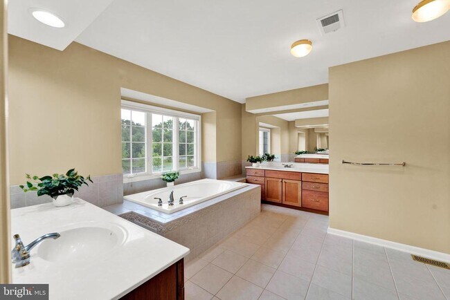 Building Photo - 19 Meadowlark Dr