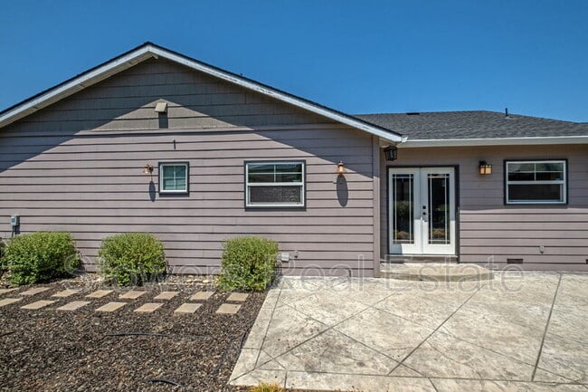 Building Photo - 823 Mohawk Dr