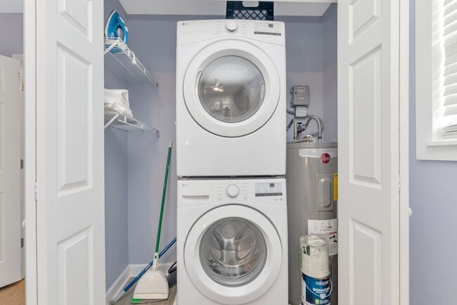 Building Photo - 3 BEDROOM 2 BATHROOM POOL HOME LOCATED IN ST. PETERSBURG