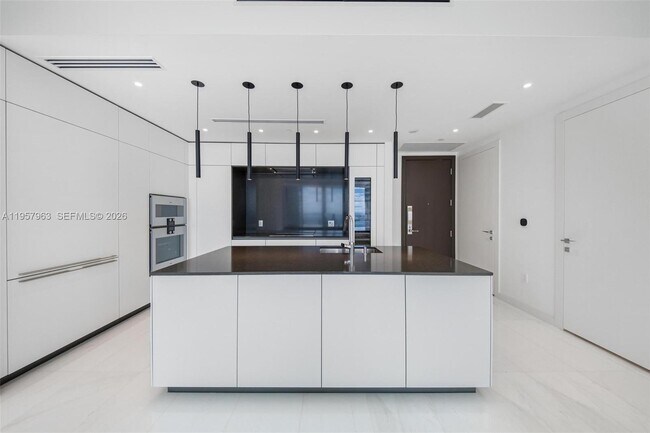 Building Photo - 300 Biscayne Blvd Way