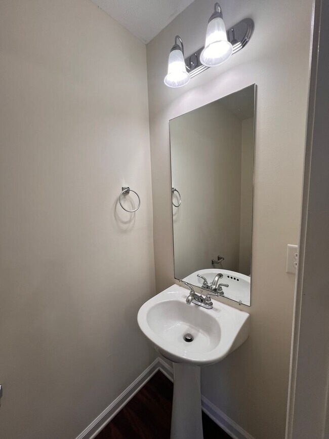 Building Photo - Available Now! 2 Bed, 2.5 Bath Townhome in The Cottages Of Lake Forest