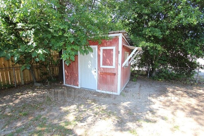 Building Photo - 2071 Fernwood Cir