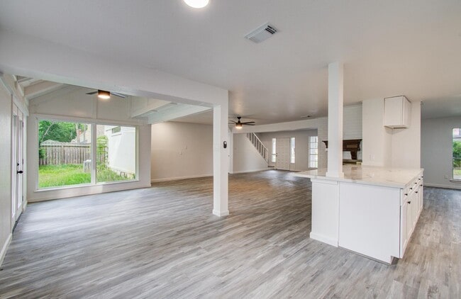 Building Photo - 534 Robert E Lee Dr