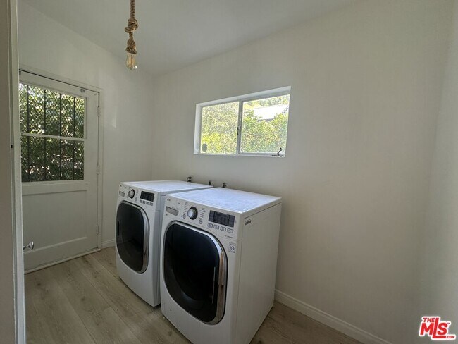 Building Photo - 1555 San Ysidro Dr