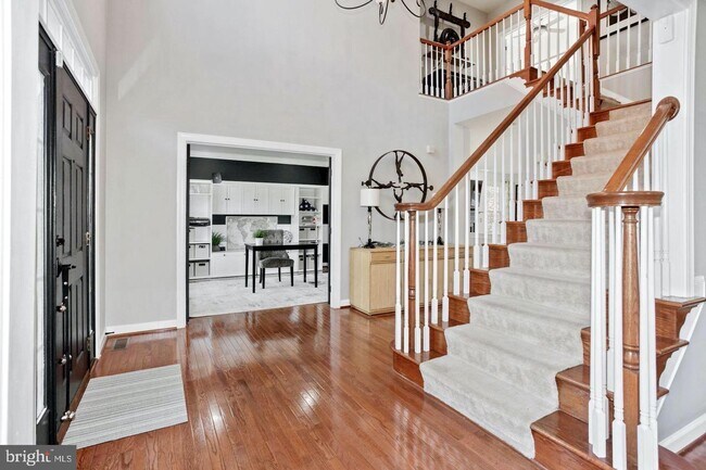 Building Photo - Tenant is in process of moving. Excuse us for the mess. the house will be completely ready once t...