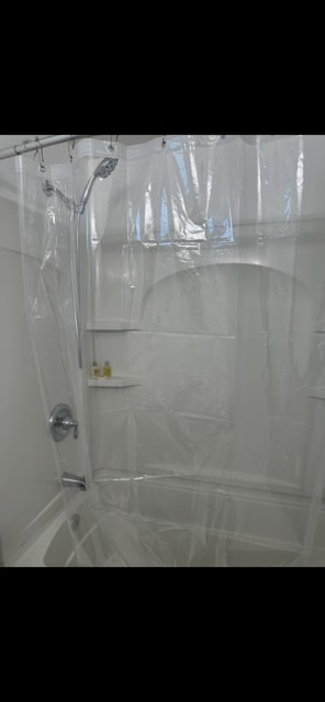 Tub/shower Combo - 23501 Ave La Caza Ave