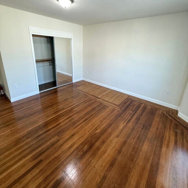 Building Photo - Sunlit 3-Bed, 2-Bath Home Steps from Balbo...