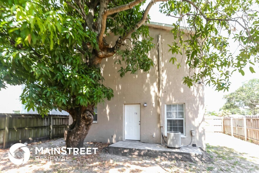 Building Photo - 2900 Freemont Terrace S