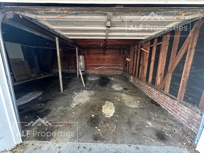 Building Photo - 1110 S 10th St