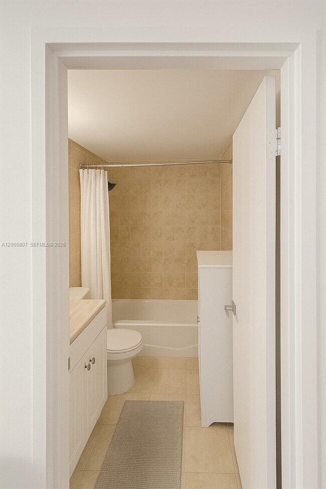 Building Photo - 905 Brickell Bay Dr